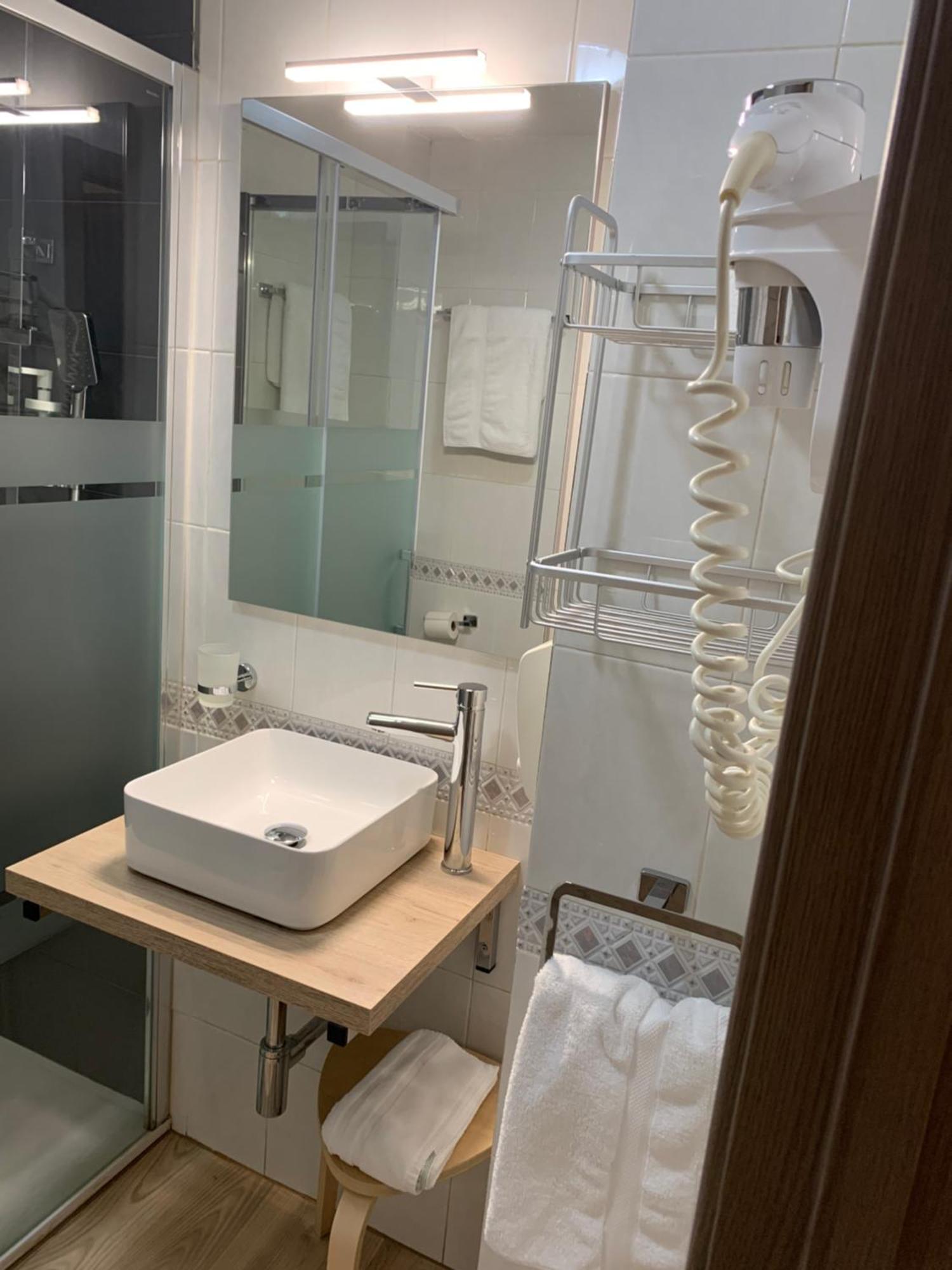 Hostal El Rocio Paracuellos de Jarama Eksteriør billede